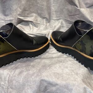 All Black leather/Camo wedge zip up shoes 38.50(9)‎